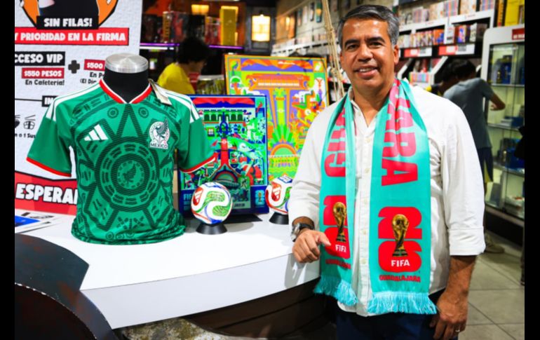 Este viernes exjugadores como Jonny Magallón, Pável Pardo y Mario Méndez, junto al medallista olímpico y embajador de Guadalajara para el Mundial, Iván García, convivieron con aficionados en un centro comercial de Avenida Patria. EL INFORMADOR / J. Acosta