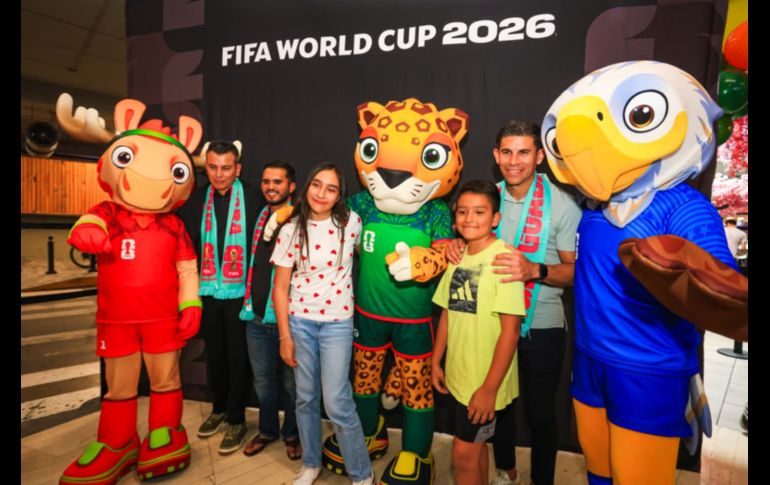 Este viernes exjugadores como Jonny Magallón, Pável Pardo y Mario Méndez, junto al medallista olímpico y embajador de Guadalajara para el Mundial, Iván García, convivieron con aficionados en un centro comercial de Avenida Patria. EL INFORMADOR / J. Acosta