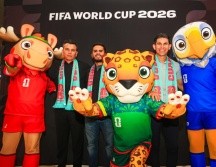 Este viernes exjugadores como Jonny Magallón, Pável Pardo y Mario Méndez, junto al medallista olímpico y embajador de Guadalajara para el Mundial, Iván García, convivieron con aficionados en un centro comercial de Avenida Patria. EL INFORMADOR / J. Acosta