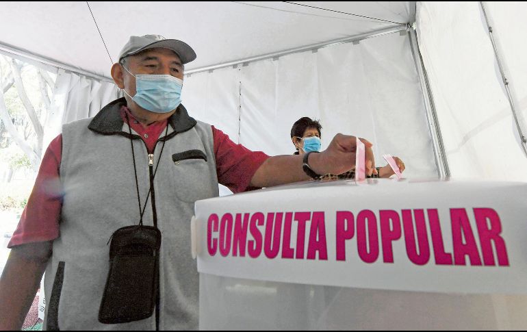 Un ciudadano deposita su voto en una urna durante un ejercicio de participación ciudadana. EL INFORMADOR/Archivo