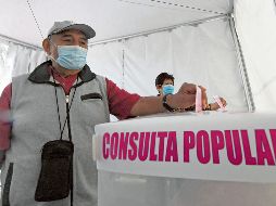 Un ciudadano deposita su voto en una urna durante un ejercicio de participación ciudadana. EL INFORMADOR/Archivo