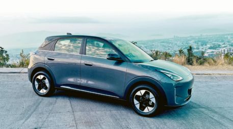 El Toyota GR Corolla presume una carrocería ensanchada con tomas de aire funcionales, rines de 18 pulgadas, escape triple y techo de fibra de carbono. CORTESÍA