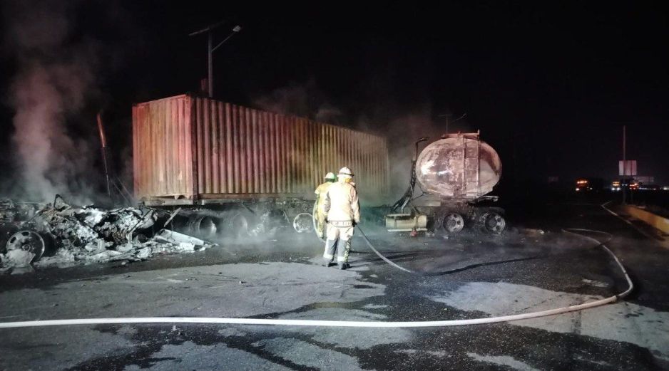 Se atendió incendio de un tractocamión con un contenedor sin carga y una pipa con capacidad de 40 mil  litros completamente vacía, un lesionado en estado leve. ESPECIAL