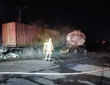 Se atendió incendio de un tractocamión con un contenedor sin carga y una pipa con capacidad de 40 mil  litros completamente vacía, un lesionado en estado leve. ESPECIAL
