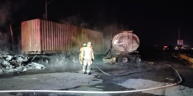 Se incendia tractocami&oacute;n en autopista a Guadalajara-Colima