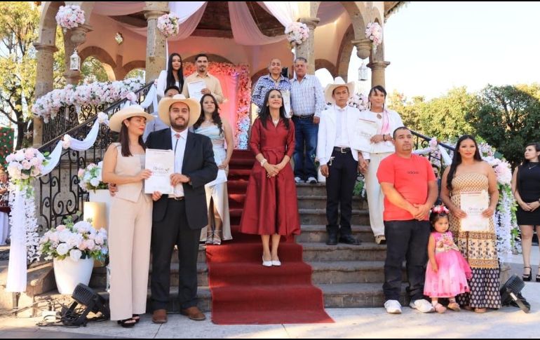 En el Jardín Hidalgo, 500 parejas formalizaron su unión en la Segunda Edición de las Bodas de la Esperanza, organizada por el Ayuntamiento de San Pedro Tlaquepaque. CORTESÍA.