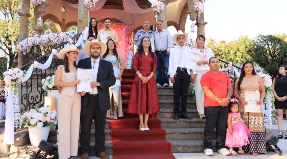 En el Jardín Hidalgo, 500 parejas formalizaron su unión en la Segunda Edición de las Bodas de la Esperanza, organizada por el Ayuntamiento de San Pedro Tlaquepaque. CORTESÍA.