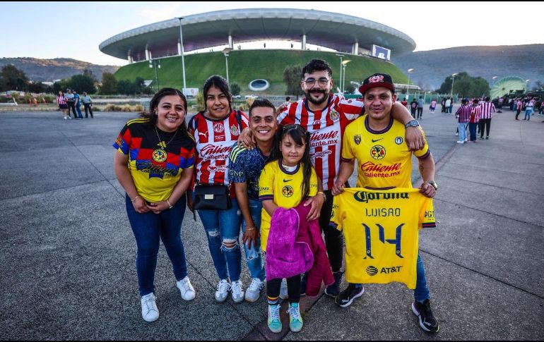 Mientras algunos portan con orgullo los colores del América, otros defienden con pasión la camiseta de Chivas. EL INFORMADOR/ A. NAVARRO.