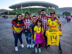 Mientras algunos portan con orgullo los colores del América, otros defienden con pasión la camiseta de Chivas. EL INFORMADOR/ A. NAVARRO.