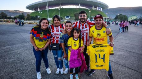 Mientras algunos portan con orgullo los colores del América, otros defienden con pasión la camiseta de Chivas. EL INFORMADOR/ A. NAVARRO.
