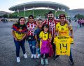 Mientras algunos portan con orgullo los colores del América, otros defienden con pasión la camiseta de Chivas. EL INFORMADOR/ A. NAVARRO.