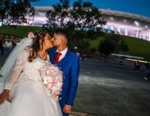 Con traje y vestido de boda, los recién casados, ahora familia Hernández Domínguez, no pasaron desapercibidos entre la afición rojiblanca que se dio cita en el inmueble. EL INFORMADOR/ A. NAVARRO.