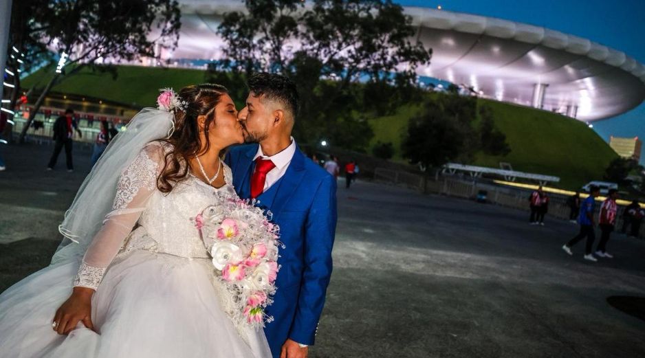 Con traje y vestido de boda, los recién casados, ahora familia Hernández Domínguez, no pasaron desapercibidos entre la afición rojiblanca que se dio cita en el inmueble. EL INFORMADOR/ A. NAVARRO.