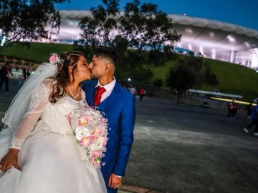 Con traje y vestido de boda, los recién casados, ahora familia Hernández Domínguez, no pasaron desapercibidos entre la afición rojiblanca que se dio cita en el inmueble. EL INFORMADOR/ A. NAVARRO.