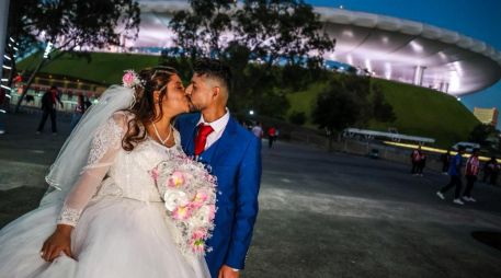 Con traje y vestido de boda, los recién casados, ahora familia Hernández Domínguez, no pasaron desapercibidos entre la afición rojiblanca que se dio cita en el inmueble. EL INFORMADOR/ A. NAVARRO.