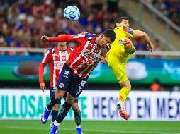 Henry Martin disputa la pelota con Bryan González ayer, durante el juego Chivas vs. América. EL INFORMADOR/J. Acosta