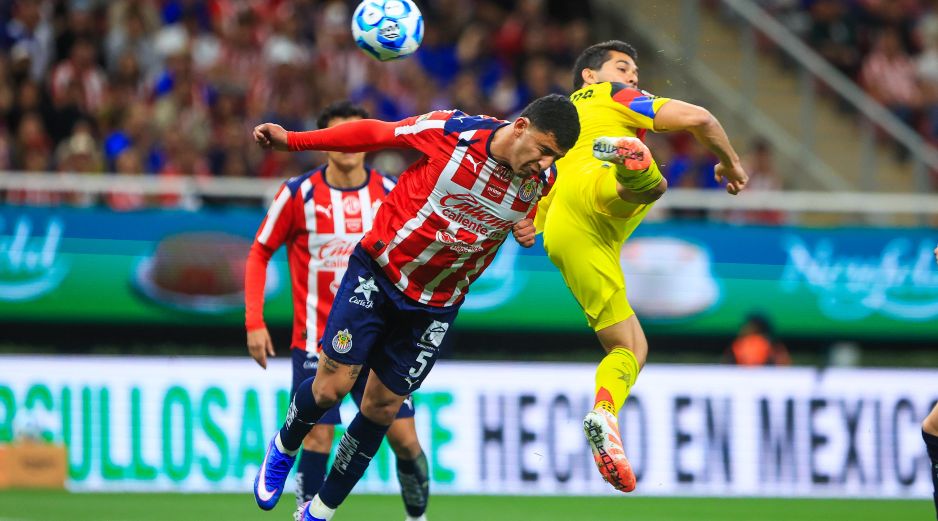 Henry Martin disputa la pelota con Bryan González ayer, durante el juego Chivas vs. América. EL INFORMADOR/J. Acosta