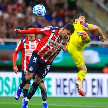 Henry Martin disputa la pelota con Bryan González ayer, durante el juego Chivas vs. América. EL INFORMADOR/J. Acosta