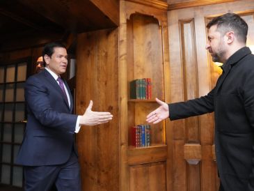 El secretario de Estado de Estados Unidos, Marco Rubio (i) saluda al presidente ucraniano Volodímir Zelenski (d). EFE/X @secrubio