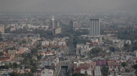 Fotografía de archivo en la que se aprecia una capa de contaminación sobre la Ciudad de México (CDMX). EFE/I. Esquivel