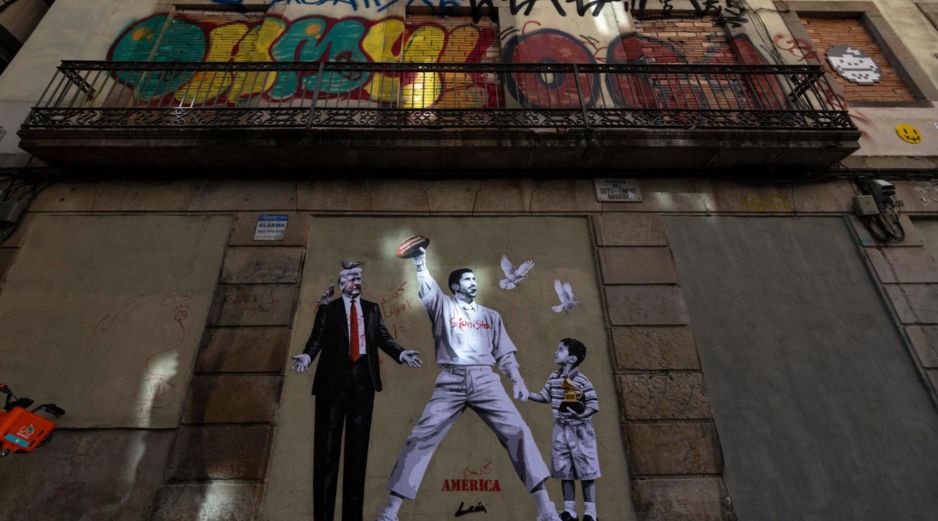 Grafiti del artista Alberto León para reivindicar la paz en Barcelona, España mostrando a Bad Bunny y Donald Trump. EFE/ M. Perez