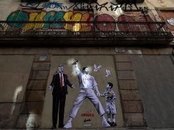 Grafiti del artista Alberto León para reivindicar la paz en Barcelona, España mostrando a Bad Bunny y Donald Trump. EFE/ M. Perez