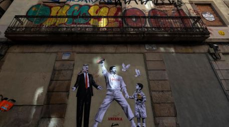 Grafiti del artista Alberto León para reivindicar la paz en Barcelona, España mostrando a Bad Bunny y Donald Trump. EFE/ M. Perez
