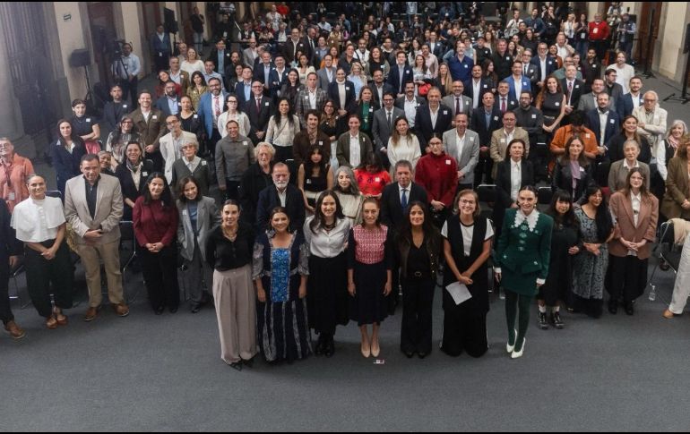 La actriz mencionó que la Mandataria observó una importante área de oportunidad para incentivar a México en el cine mientras trabajaban juntas. EFE / Gobierno de México