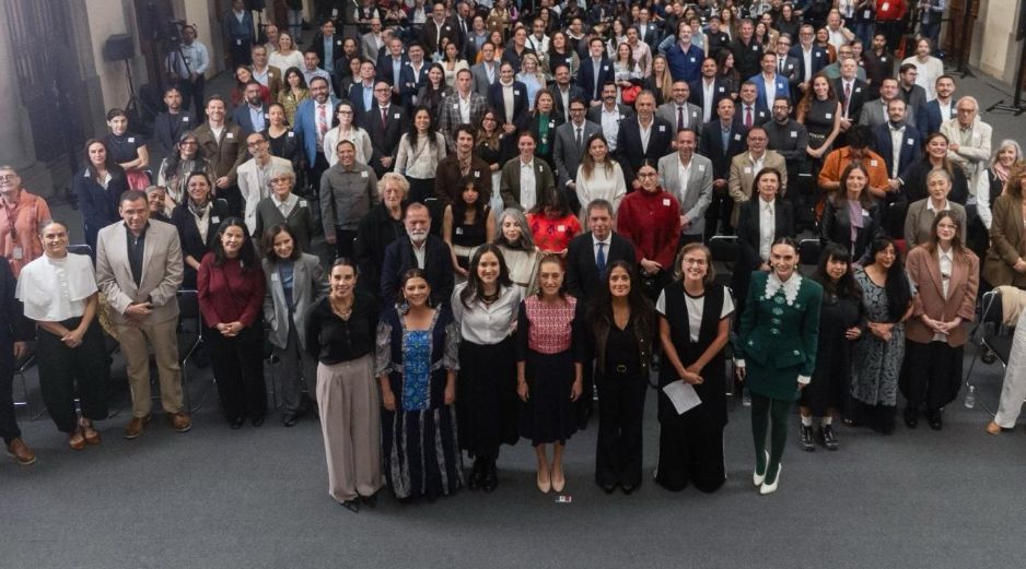 La actriz mencionó que la Mandataria observó una importante área de oportunidad para incentivar a México en el cine mientras trabajaban juntas. ESPECIAL / Gobierno de México