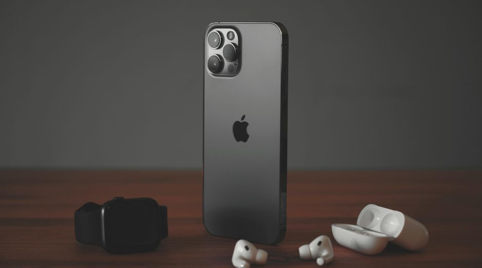 La llegada del iPhone 17e representaría la consolidación de una estrategia de Apple para ofrecer dispositivos con diseño moderno. UNSPLASH / D. BRENDEL