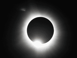 Este fenómeno será el único eclipse anular que ocurra en 2026. Iniciará con una fase parcial, cuando la Luna comience a colocarse frente al Sol.  CANVA