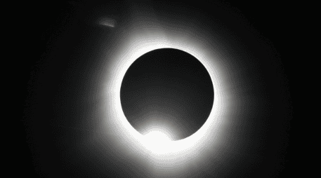Este fenómeno será el único eclipse anular que ocurra en 2026. Iniciará con una fase parcial, cuando la Luna comience a colocarse frente al Sol.  CANVA
