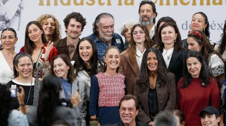 La Presidenta Claudia Sheinbaum y la actriz Salma Hayek, durante el anuncio de la nueva ley. EFE