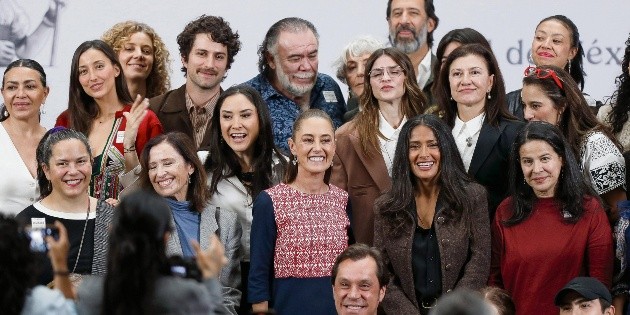 Salma Hayek respalda la nueva ley federal de cine