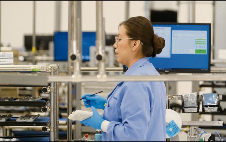 Trabajadora realiza labores de ensamblaje en maquiladora tecnológica, un sector clave en la generación de empleo formal urbano. ESPECIA