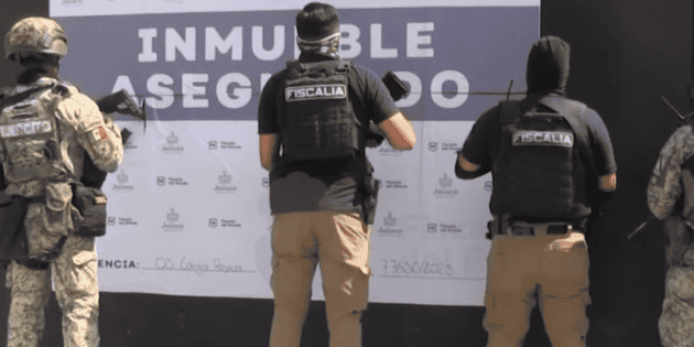 Aseguran veh&iacute;culos y mercanc&iacute;a tras cateo en San Pedro Tlaquepaque