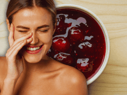 Ya sea como un snack saludable, en jugos naturales o incluso en mascarillas faciales caseras, las cerezas pueden integrarse fácilmente en tu rutina diaria. ESPECIAL / CANVA