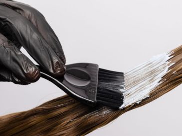 El uso frecuente de tintes capilares puede provocar daños acumulativos en la estructura del cabello. CANVA