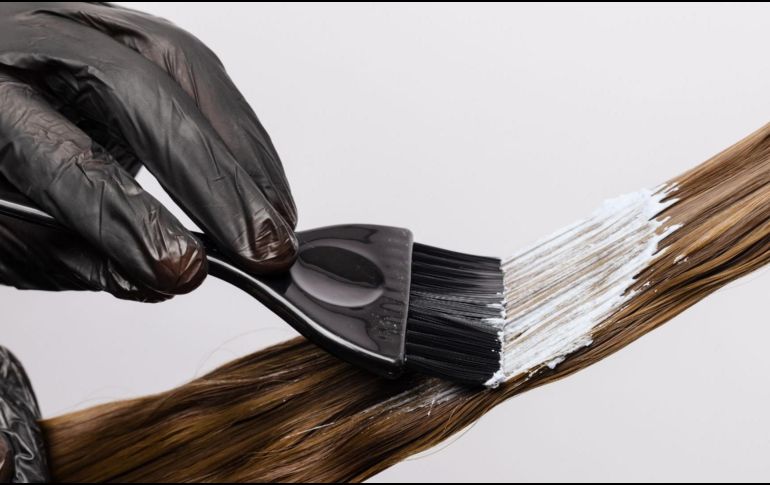 El uso frecuente de tintes capilares puede provocar daños acumulativos en la estructura del cabello. CANVA