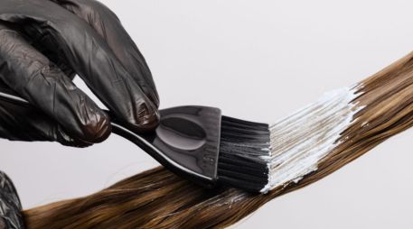 El uso frecuente de tintes capilares puede provocar daños acumulativos en la estructura del cabello. CANVA