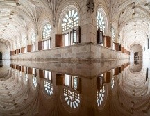 Ante la inundación la comunidad agustina del Monasterio de la Vid y los bomberos procedieron a bombear el agua de los claustros. EFE/P. Santamaría