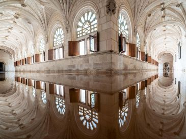 Ante la inundación la comunidad agustina del Monasterio de la Vid y los bomberos procedieron a bombear el agua de los claustros. EFE/P. Santamaría