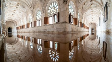 Ante la inundación la comunidad agustina del Monasterio de la Vid y los bomberos procedieron a bombear el agua de los claustros. EFE/P. Santamaría