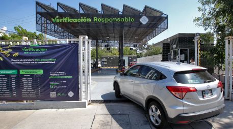 Con el objetivo de impulsar un aire más limpio y mejorar la calidad de vida de la población, el Gobierno de Jalisco mantiene activo el programa Verificación Vehicular Responsable, diseñado para reducir las emisiones contaminantes. EL INFORMADOR / ARCHIVO
