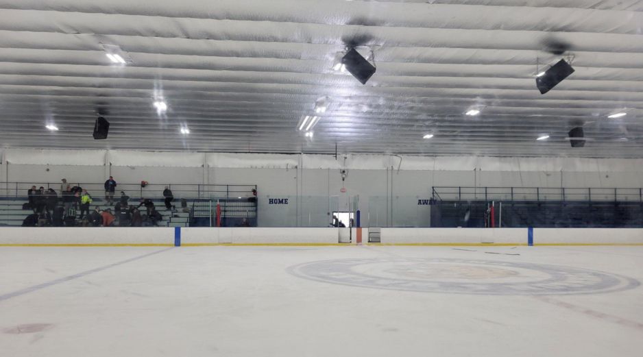 Fotografía tomada a traves de rastreo de redes de personas atendiendo heridos en la pista de hielo en Pawtucket, en Rhode Island, noreste de Estados Unidos. EFE/ ESPECIAL