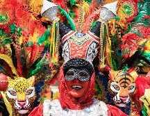 Los grupos de bailarines y músicos transformaron la calle en un río de magia y colorido que reunió el talento y la creatividad de las comparsas. EFE/R. Maldonado