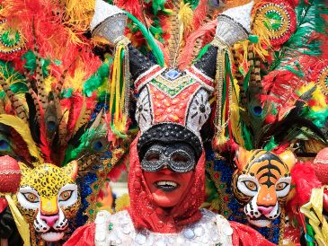 Los grupos de bailarines y músicos transformaron la calle en un río de magia y colorido que reunió el talento y la creatividad de las comparsas. EFE/R. Maldonado