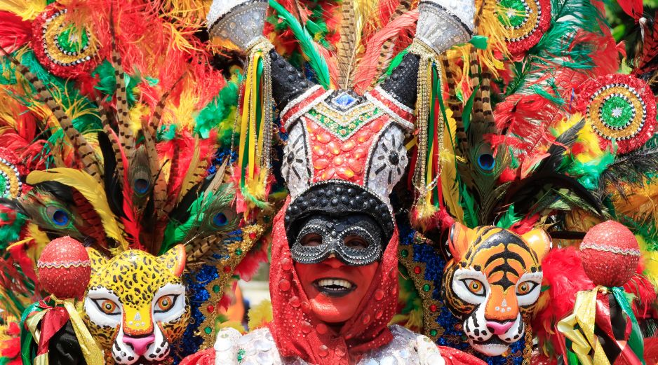 Los grupos de bailarines y músicos transformaron la calle en un río de magia y colorido que reunió el talento y la creatividad de las comparsas. EFE/R. Maldonado