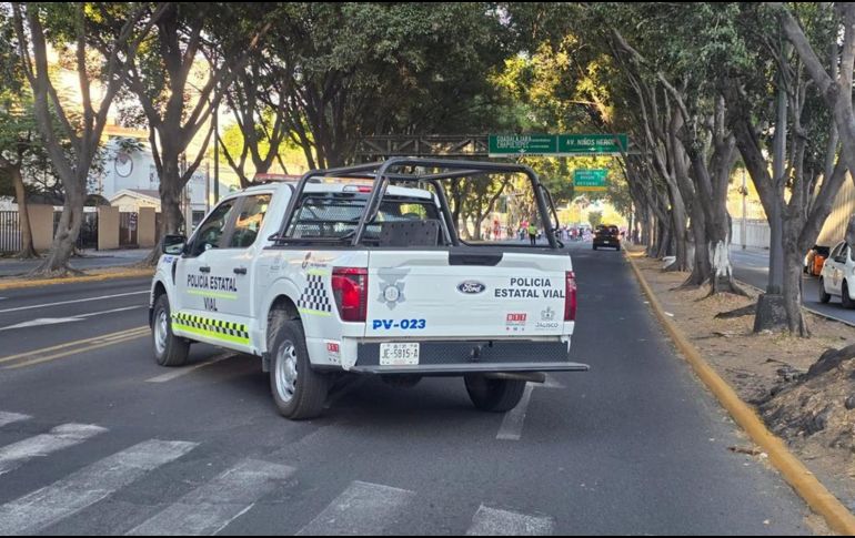 A la protesta acudió personal de la Policía de Guadalajara, debido a que se reportó que los manifestantes se tornaron agresivos con las personas y automovilistas al paso. X / @JaliscoVial