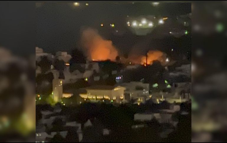 Elementos de Bomberos ya se encuentran en el lugar realizando maniobras para contener y sofocar el fuego. X / @RA_Gordillo